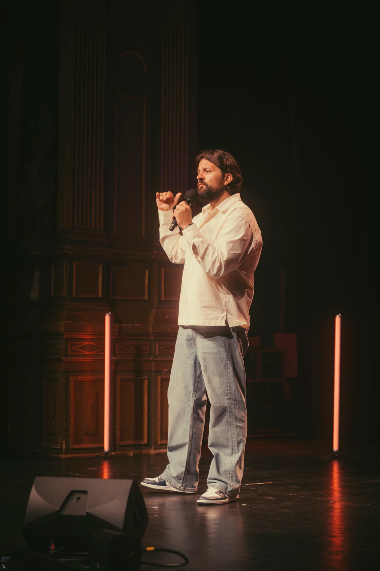 Jozo Brica live am Mikrofon im Casinotheater